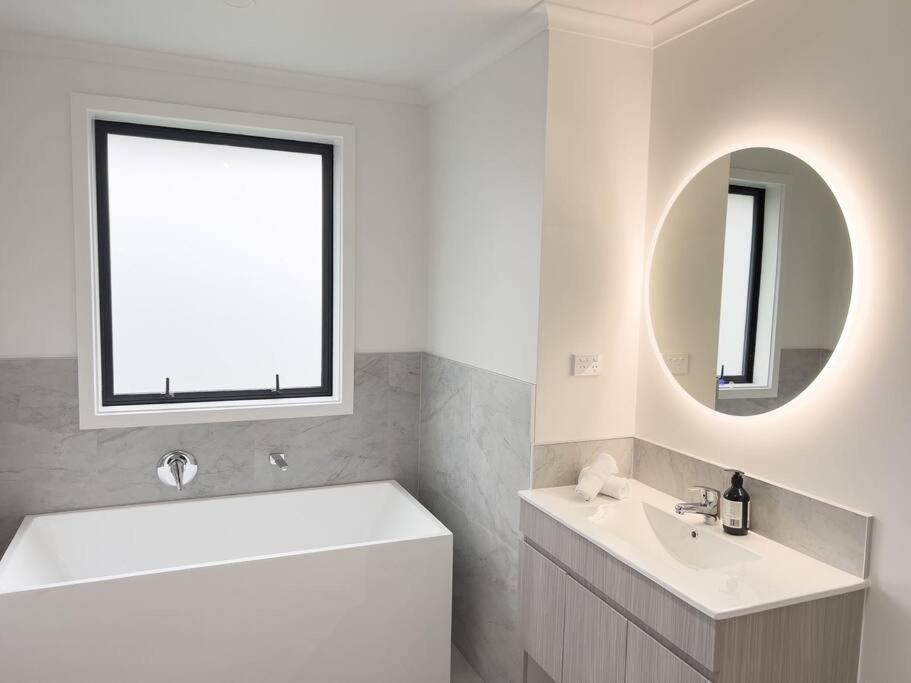 Rotorua Sunshine Brand New 4 Bedroom House エクステリア 写真