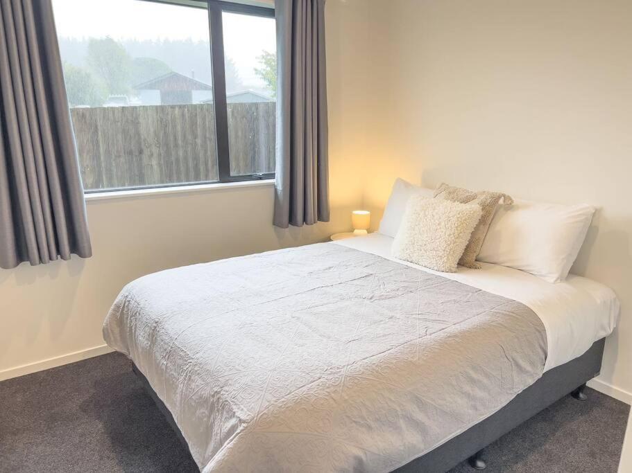 Rotorua Sunshine Brand New 4 Bedroom House エクステリア 写真