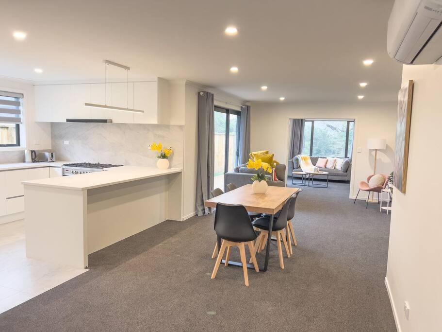 Rotorua Sunshine Brand New 4 Bedroom House エクステリア 写真