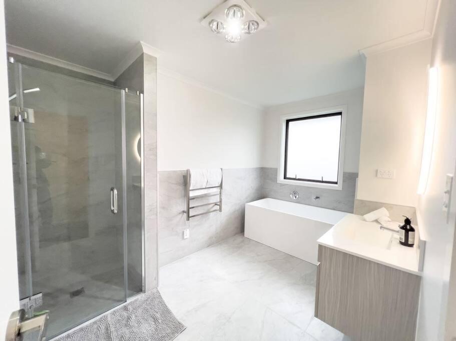 Rotorua Sunshine Brand New 4 Bedroom House エクステリア 写真