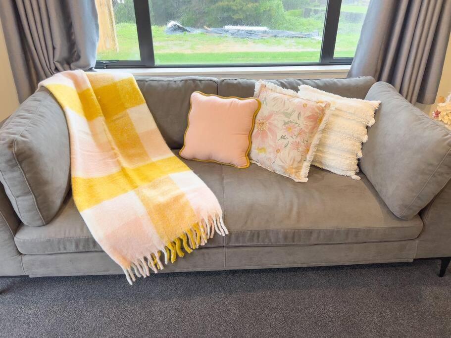 Rotorua Sunshine Brand New 4 Bedroom House エクステリア 写真